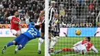Pemain Newcastle United, Anthony Gordon (kedua kanan) mencetak gol ke gawang Arsenal pada laga lanjutan Liga Inggris 2023/2024 yang berlangsung di Stadion St. James' Park, Newcastle, Inggris, Minggu (05/11/2023) WIB. Gol kemenangan Newcastle 1-0 tersebut dinilai kontroversial. (AFP/Oli Scarff)