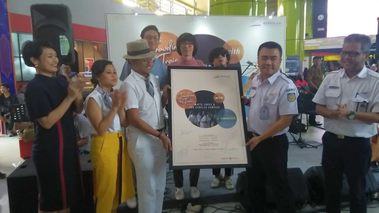 PT Kereta Api Indonsia (Persero) untuk pertama kalinya mempersembahkan penampilan performance band secara live di atas kereta api, Jumat (3/8/2018). (Dwi Aditya/Liputan6.com)