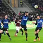 Bek AC Milan Leonardo Bonucci menyundul bola saat melawan Inter Milan dalam pertandingan Liga Italia di stadion San Siro, Milan (4/4). Pertandingan ini diakhiri dengan skor imbang 0-0. (AFP Photo / Miguel Medina)