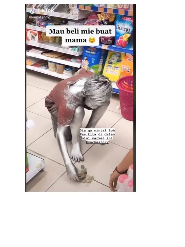 Aksi Haru Bocah Manusia Silver Ingin Belikan Ibu Mi Instan Ini Curi Perhatian