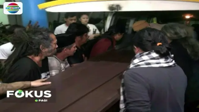 Danarto seorang budayawan Indonesia meninggal dunia di tertabrak sepeda motor saat tengah menyebrang jalan di Ciputat, Tangerang Selatan.