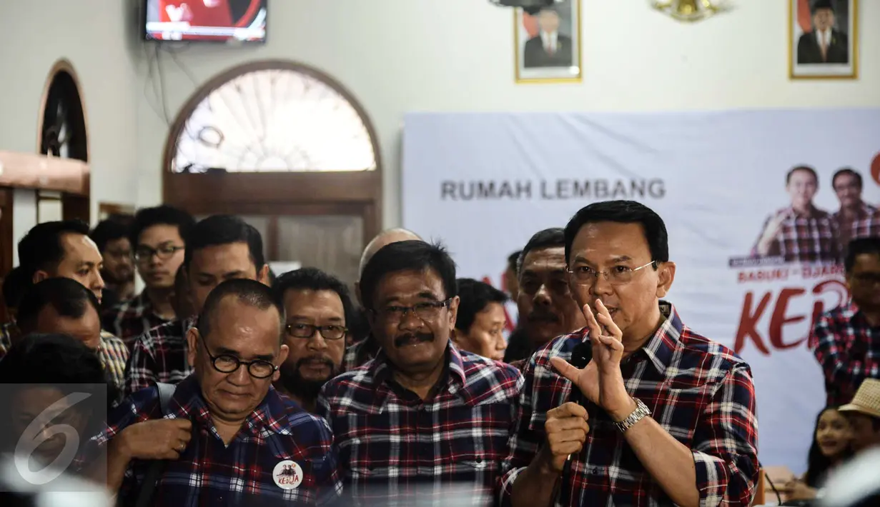Suasana saat Cagub DKI Jakarta, Basuki Tjahja Purnama (Ahok) memberikan komentar terkait statusnya sebagai tersangka di Rumah Lembang, Jakarta, Rabu (16/11). Ahok berharap pengadilan kasusnya nanti akan digelar secara terbuka. (Liputan6.com/Faizal Fanani)