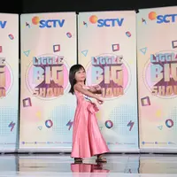 Audisi di Jakarta yang dibuka sejak pukul 07.00 diserbu para peserta. Aksi sulap, tari daerah, nyanyi dan masih banyak lagi bakat-bakat unik anak-anak ditunjukan saat audisi. (Adrian Putra/Bintang.com)