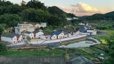 Foto dari udara menunjukkan pemandangan Desa Yushui yang telah direnovasi di Chengbei, Kota Meizhou, Provinsi Guangdong, China selatan (20/11/2020). Meizhou merupakan kampung halaman bagi banyak warga China yang merantau ke luar negeri. (Xinhua/Li He)