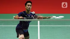 Pebulutangkis Tunggal Putra Indonesia, Anthony Sinisuka Ginting saat melawan Priyanshu Rajawat (India) pada babak 16 Besar Turnamen Indonesia Open 2023 di Istora Gelora Bung Karno, Jakarta, Kamis (15/6/2023). (Liputan6.com/Helmi Fithriansyah)