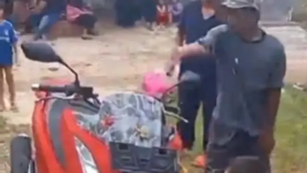 Punya Motor Baru, Pasangan Suami Istri Ini Viral Akibat Ritual Mandi Kembang