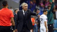 Pelatih Real Madrid, Carlo Ancelotti, berhasil membawa timnya meraih trofi Piala Super Eropa 2024, setelah membungkam Atalanta dengan skor 2-0 di&nbsp;PGE Narodowy, Warsawa, Kamis (15/8/2024) dini hari WIB. (AFP/Wojtek RADWANSKI)