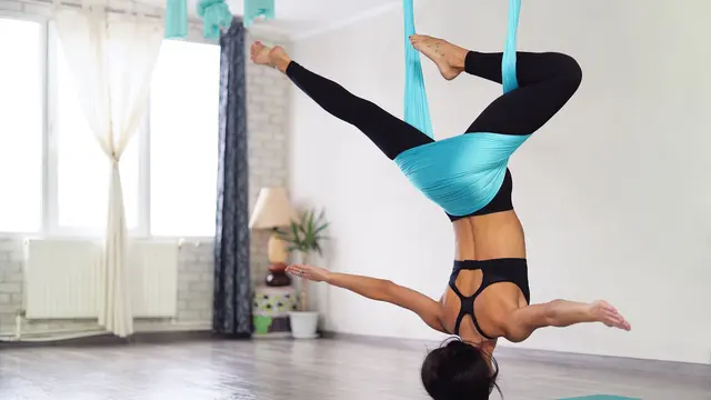 Ilustrasi aerial yoga