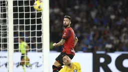 Napoli ketinggalan lebih dahulu setelah AC Milan mencetak dua gol pada babak pertama melalui sundulan Olivier Giroud. (Alessandro Garofalo/LaPresse via AP)