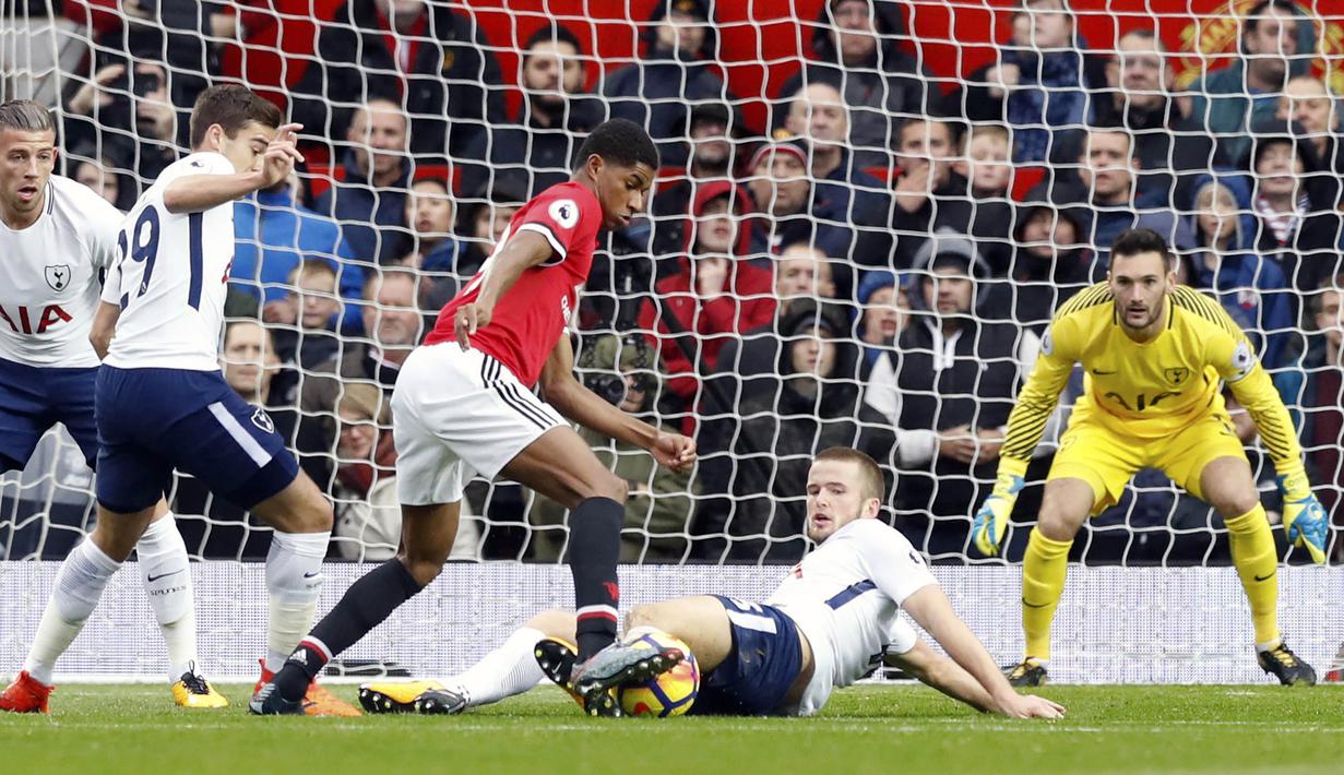 Gelandang Manchester United, Marcus Rashford, berusaha melewati gelandang Tottenham, Eric Dier, pada laga Premier League di Stadion Old Trafford, Manchester, Minggu (28/10/2017). MU menang 1-0 atas Tottenham. (AP/Martin Rickett)