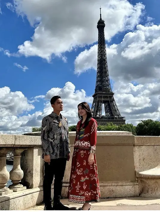 Berada di Paris, Selvi tampil elegan mengenakan setelan batik warna merah, terdiri dari atasan lengan panjang dipadukan rok panjang dipadukan kitten heelsnya. [@andinieffendi]