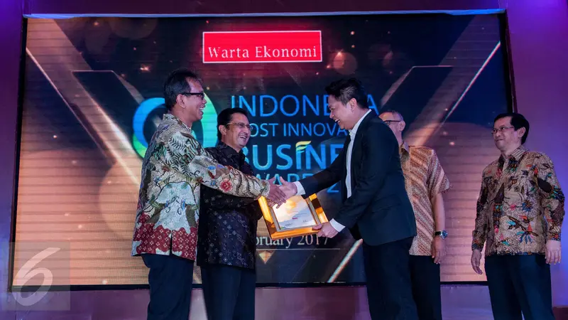 Perwakilan dari Emtek menerima penghargaan Indonesian Most Innovatif Bussines Award di Hotel Pullman Jakarta