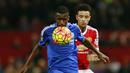 Gelandang Chelsea, Ramires, berusaha melewati pemain MU, Cameron Borthwick Jackson pada laga boxing day Premier League. (Reuters/Jason Cairnduff)