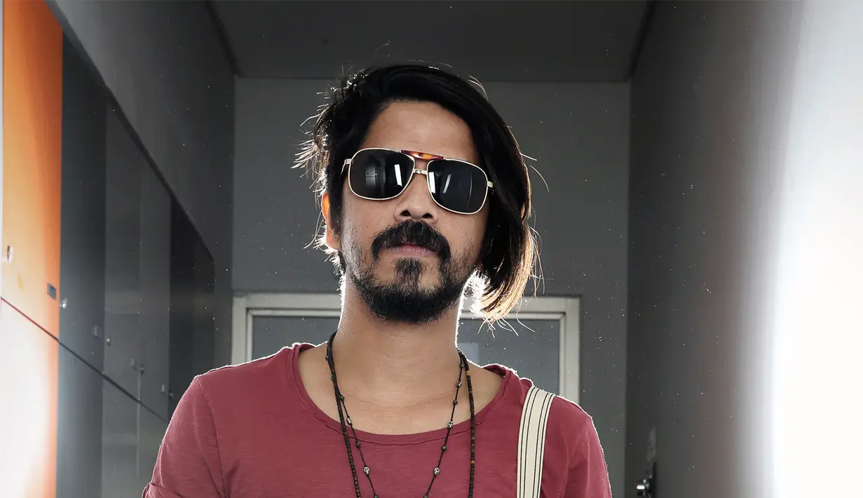 "Hot papa itu orang yang ngomong ya. Kalau gue ya melakuan hal-hal yang gue suka saja. Kayak di panggung gue suka joget, suka mengekspresikan apa yang gue nyanyikan," ungkap Ariyo Wahab berbincang dengan Bintang.com. (Bambang E. Ros/Bintang.com)