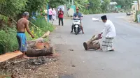 Warga Mantrianom, Banjarnegara memasang barikade dan menolak pembukaan portal jalan ke tambang pasir putih. (Foto: Liputan6.com/Humas Pemkab Banjarnegara)