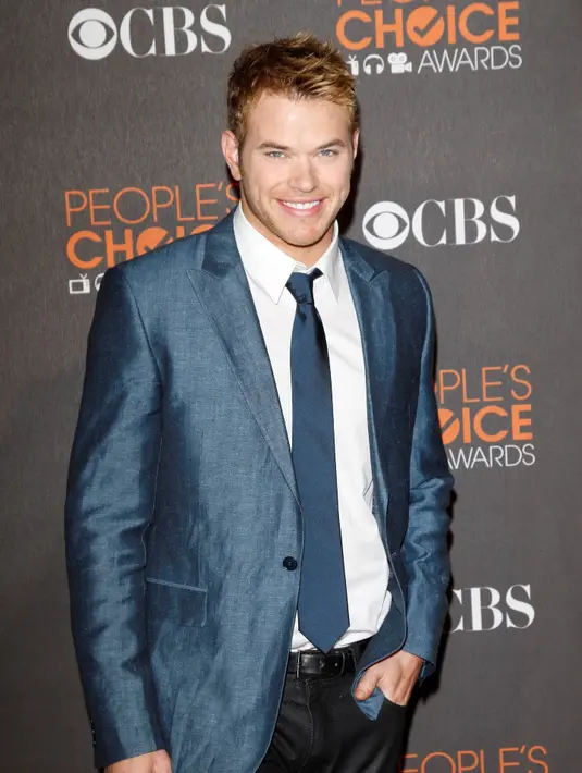 Bintang Twilight itu membagikan beberapa foto yang menunjukkan dia menggantung di tebing dengan pemandangan indah, Rabu (2/9/2015). (Bintang/EPA)