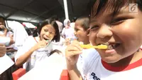Puluhan siswa-siswi menggosok gigi pada Hari Kesehatan Gigi dan Mulut Sedunia 2018 di SDN Tebet Timur 01 Pagi, Jakarta, Selasa (20/3). Gosok gigi yang digelar Pepsodent mendukung pemerintah menuju Indonesia Bebas Karies 2030. (Liputan6.com/Pool/Doni)