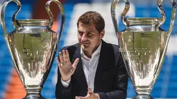 Iker Casillas melambaikan tangannya kepada suporter Real Madrid saat upacara perpisahannya di Stadion Santiago Bernabeu, Spanyol, Senin (13/7/2015). Real Madrid akhirnya menggelar seremoni kepergian pemain berjuluk Saint Iker itu. (REUTERS/Andrea Comas) 