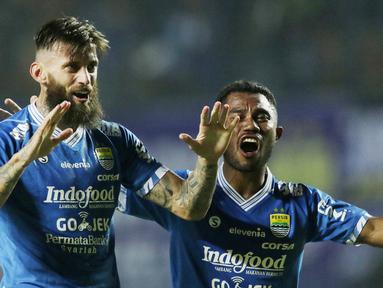 Bek Persib Bandung, Bojan Malisic bersama Ardi Idrus merayakan kemenangan atas Persija Jakarta pada laga Liga 1 di Stadion GBLA, Jawa Barat, Minggu (23/9/2018). Persib menang 3-2 atas Persija. (Bola.com/M Iqbal Ichsan)