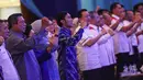 Ketum partai Demokrat dan para peserta yang mengenakan kemeja putih berlogo Demokrat terlihat semangat menyanyikan lagu Indonesia Raya, Minggu (27/4/14). (Liputan6.com/Faizal Fanani)