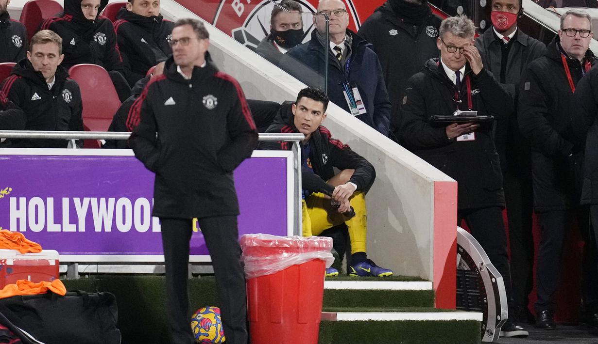 Ada pemandangan tak biasa saat pertandingan Brentford kontra Manchester United pada laga tunda pekan ke-17 Liga Inggris 2021-2022. Momen tersebut adalah ketika sang megabintang Cristiano Ronaldo ditarik keluar lapangan oleh sang pelatih Ralf Rangnick. (AP/Matt Dunham)
