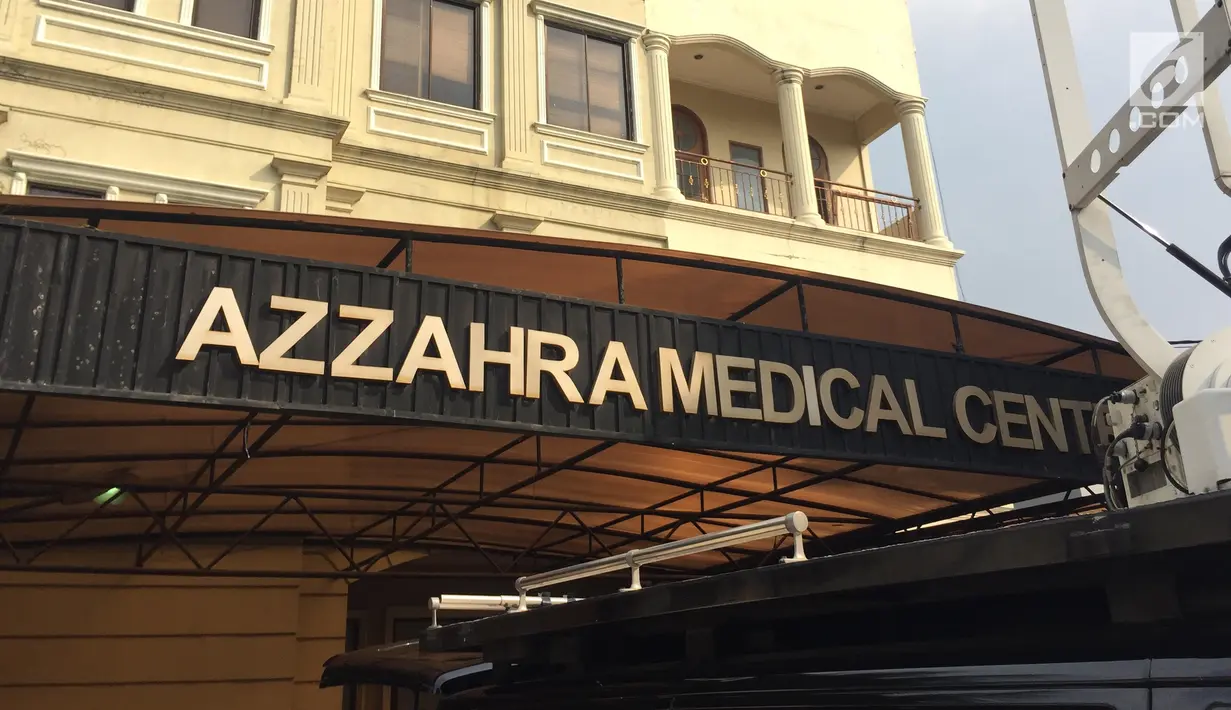 Plang nama Klinik Azzahra Medical Center di Cawang, Jakarta Timur, Jumat (10/11). Klinik itu ditutup sejak peristiwa dokter Letty Sultri yang tewas ditembak sebanyak 6 kali oleh suaminya sendiri, dokter Helmi. (Liputan6.com/Immanuel Antonius)