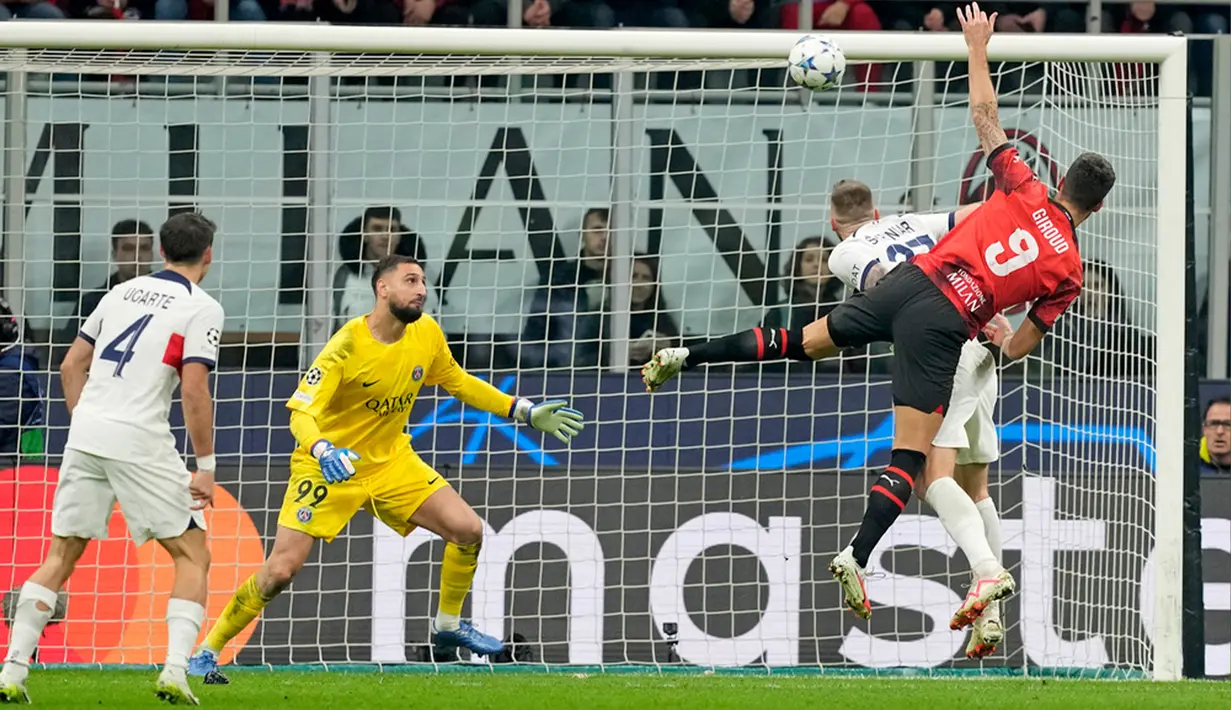 Di babak kedua AC Milan mencoba lebih banyak mengambil inisiatif penyerangan. Hasilnya, menit 50 sundulan Olivier Giroud berhasil mengoyak gawang PSG. (AP Photo/Antonio Calanni)