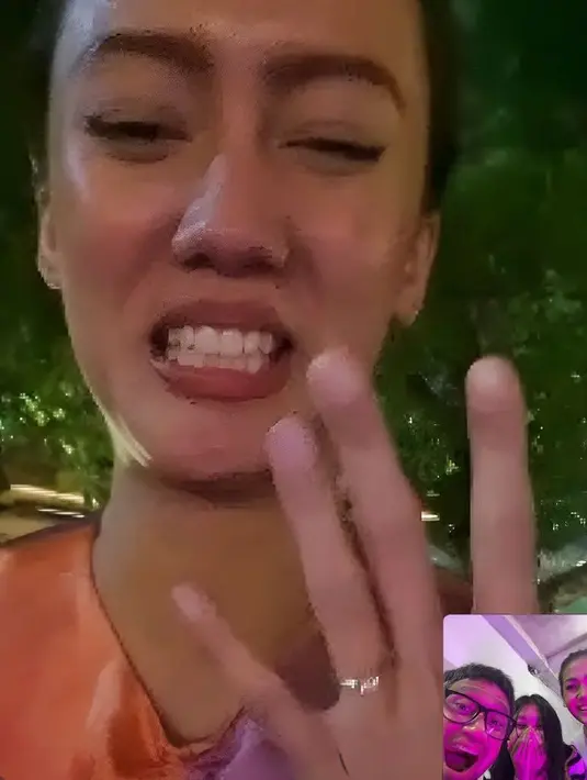 Nabila pun memamerkan cincin lamarannya tersebut kepada Tora Sudiro, Mieke Amalia, dan adiknya lewat video call. Selamat Nabila! [@nabilasudiro]