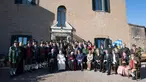 Paus Emeritus Benediktus XVI berfoto bersama delegasi dari Bavaria saat ulang tahunnya yang ke-90 di Vatikan (17/4). Ulang tahun Paus Benediktus bertepatan pada hari Minggu Paskah tahun ini.  (L'Osservatore Romano/Pool Photo via AP)