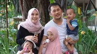 Zaskia Adya Mecca bersama suami dan anak-anaknya.