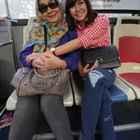 Anisa dan Mama nikmati sensasi jalan-jalan ke Jakarta Fair Kemayoran naik Busway (Nizar Zulmi/Bintang.com)