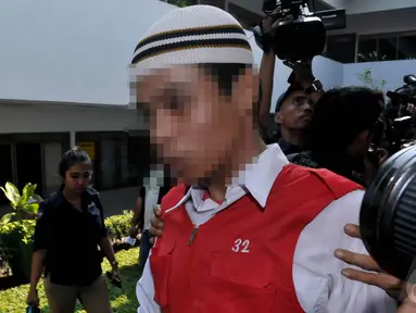  Salah satu pelaku dari kasus pelecehan seksual JIS tampak menuju ruang sidang, Jakarta, Rabu (27/8/2014) (Liputan6.com/Johan Tallo)