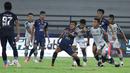 Pemain Persikabo 1973, Roni Sugeng (ketiga dari kanan) berebut bola dengan pemain Arema FC, Bramantio Ramadhan (tengah) dalam laga tunda pekan ke-17 BRI Liga 1 2021/2022 di Stadion I Wayan Dipta, Gianyar, Bali, Rabu (5/1/2022). (Bola.com/Nandang Permana)