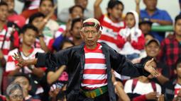 Suporter Madura United menari jelang menyaksikan timnya berlaga melawan Persija pada lanjutan Liga 1 di Stadion Patriot Candrabhaga, Bekasi, Kamis (4/5). Madura United FC unggul 1-0. (Liputan6.com/Helmi Fithriansyah)