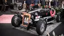 Pengunjung melihat Devinci, yang dipamerkan selama pameran mobil Retromobile di Paris, Prancis (5/2). Pameran ini diselenggarakan dari tanggal 6 sampai 10 Februari 2019. (AFP Photo/Eric Feferberg)