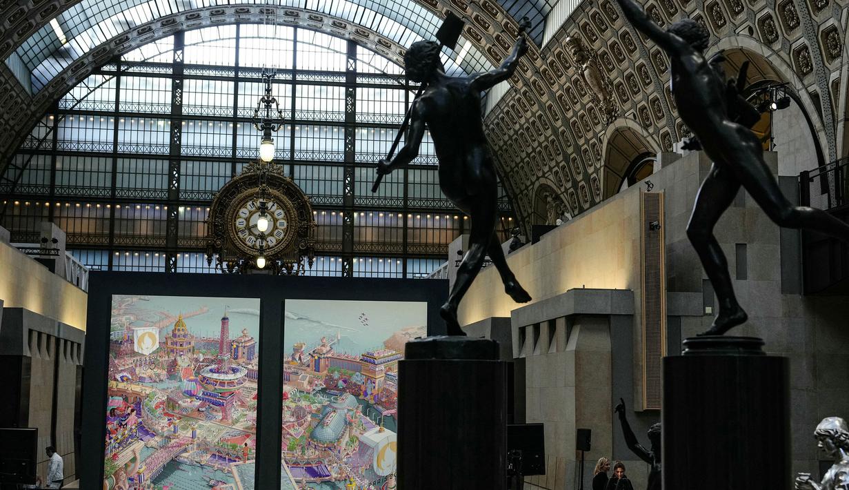 Poster resmi Olimpiade dan Paralimpiade Paris 2024 saat dipamerkan di Museum Orsay (Musée d'Orsay), Paris, Prancis pada Senin (4/3/2024) waktu setempat. (AFP/Dimitar Dilkoff)