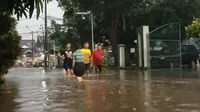 Banjir di Perumahan Rawalumbu, Kota Bekasi, imbas hujan deras yang mengguyur pada Selasa (4/10/2022). (Foto: Liputan6 com/Bam Sinulingga)