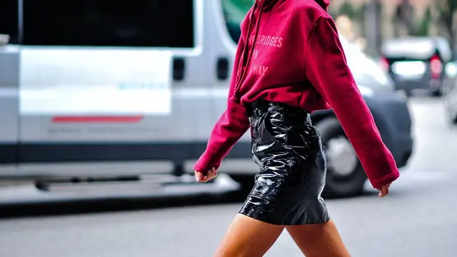Untuk Outfit Malam Minggu, Ini 5 Tips Pakai Patent Leather Skirt