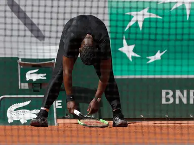 Ekspresi petenis wanita Serena Williams saat bertanding melawan petenis wanita dari Ceko Krystina Pliskova dalam turnamen tenis Perancis Terbuka di stadion Roland Garros di Paris, Prancis (29/5). (AP / Alessandra Tarantino)