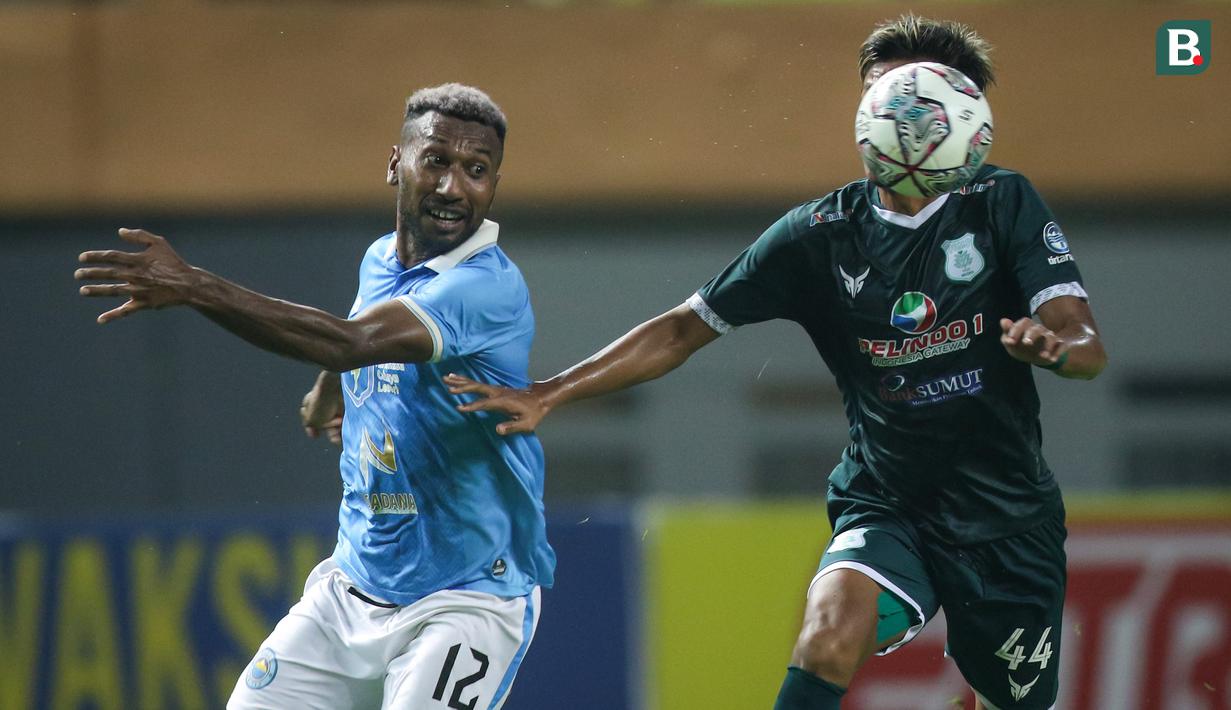 Pemain Sulut United, Patrich Wanggai (kiri) berebut bola dengan pemain PSMS Medan, Syaiful Indra Cahya dalam matchday pertama Grup Y Babak 8 Besar Liga 2 2021 di Stadion Wibawa Mukti, Cikarang, Kamis (16/12/2021). (Bola.com/Bagaskara Lazuardi)