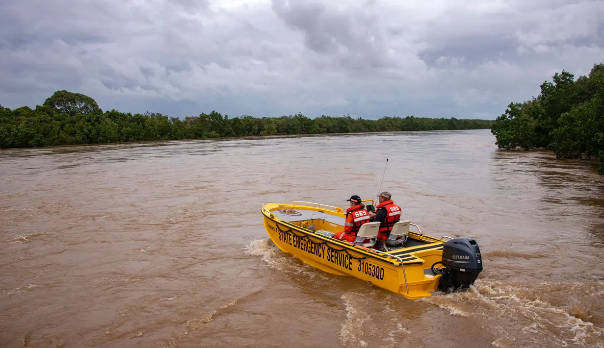 Petugas penyelamat mengevakuasi warga yang terdampar di Cairns pada 18 Desember 2023. (Brian CASSEY/AFP)