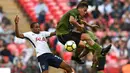 Bek Tottenham, Kyle Walker, berebut bola dengan striker Juventus, Paulo Dybala, pada laga persahabatan di Stadion Wembley, London, Sabtu (5/8/2017). Tottenham menang 2-0 atas Juventus. (AFP/Olly Greenwood)