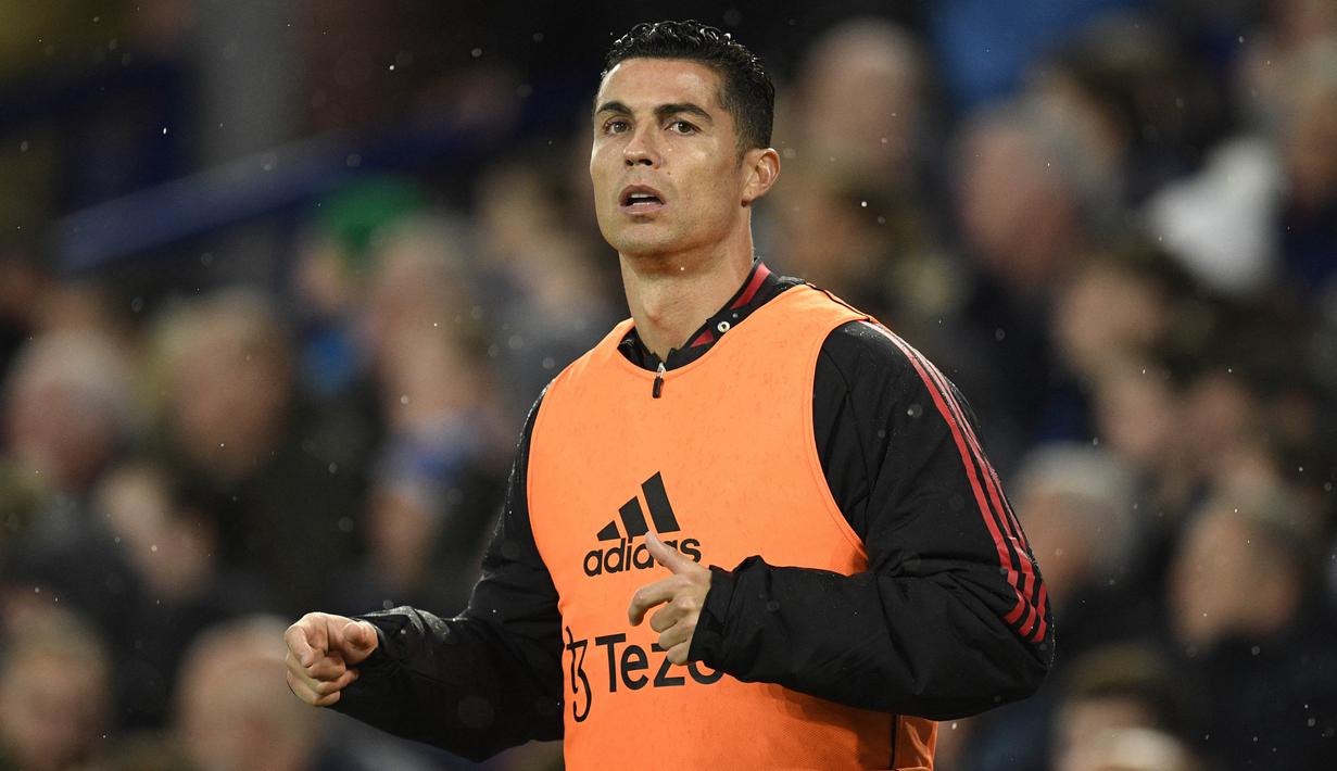 Ekspresi Cristiano Ronaldo saat melakukan pemanasan dipinggir lapangan ketika pertandingan Everton melawan MU di Goddison Park, Jumat (9/10/2022). (AFP/Oli Scarff)