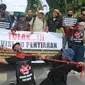 IJTI Korda Surabaya melakukan aksi jalan mundur menuju Taman Apsari atau depan Gedung Negara Grahadi, sebagai bentuk penolakan Rancangan Undang-undang (RUU) Penyiaran. (Dian Kurniawan/Liputan6.com)