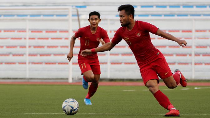 Gelandang Timnas Indonesia U-22, Saddil Ramdani, mengontrol bola saat melawan Thailand U-22 pada laga SEA Games 2019 di Stadion Rizal Memorial, Manila, Selasa (26/11). Indonesia menang 2-0 atas Thailand. (Bola.com/M Iqbal Ichsan)