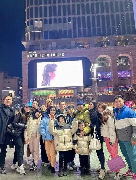 "Selamat Natal teman-teman! Kami berharap Anda menikmati musim liburan yang diberkati dan menyenangkan bersama orang-orang yang Anda cintai." tulis Yakup Hasibuan. [Instagram/jscmila]