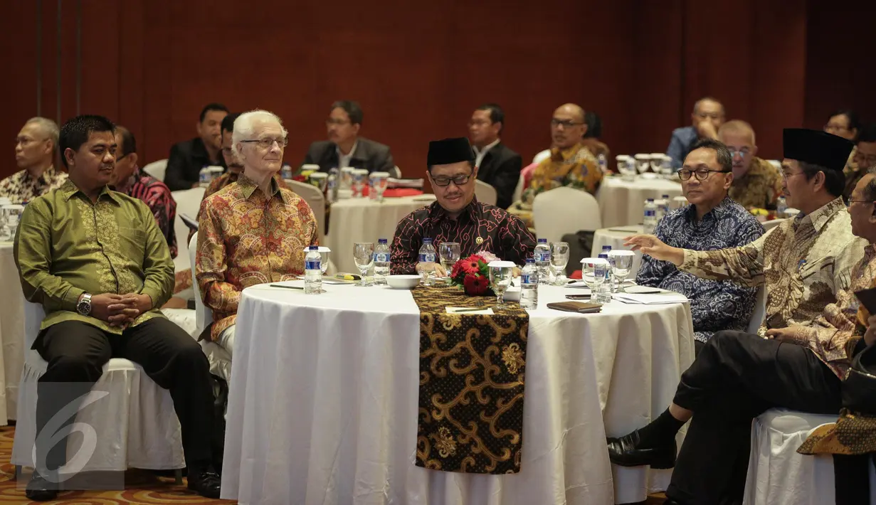 Ketua MPR RI, Zulkifli Hasan (ketiga kanan) berbincang dengan Ketua DKPP, Jimly Asshiddiqie (kedua kanan) pada pembukaan acara Pra Konferensi Nasional Etika Berbangsa dan Bernegara di Jakarta, Rabu (5/3). (Liputan6.com/Faizal Fanani)