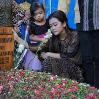 Anggia, Adik Julia Perez tak henti-hentinya menangis di depan makam. (Adrian Putra/Bintang.com)