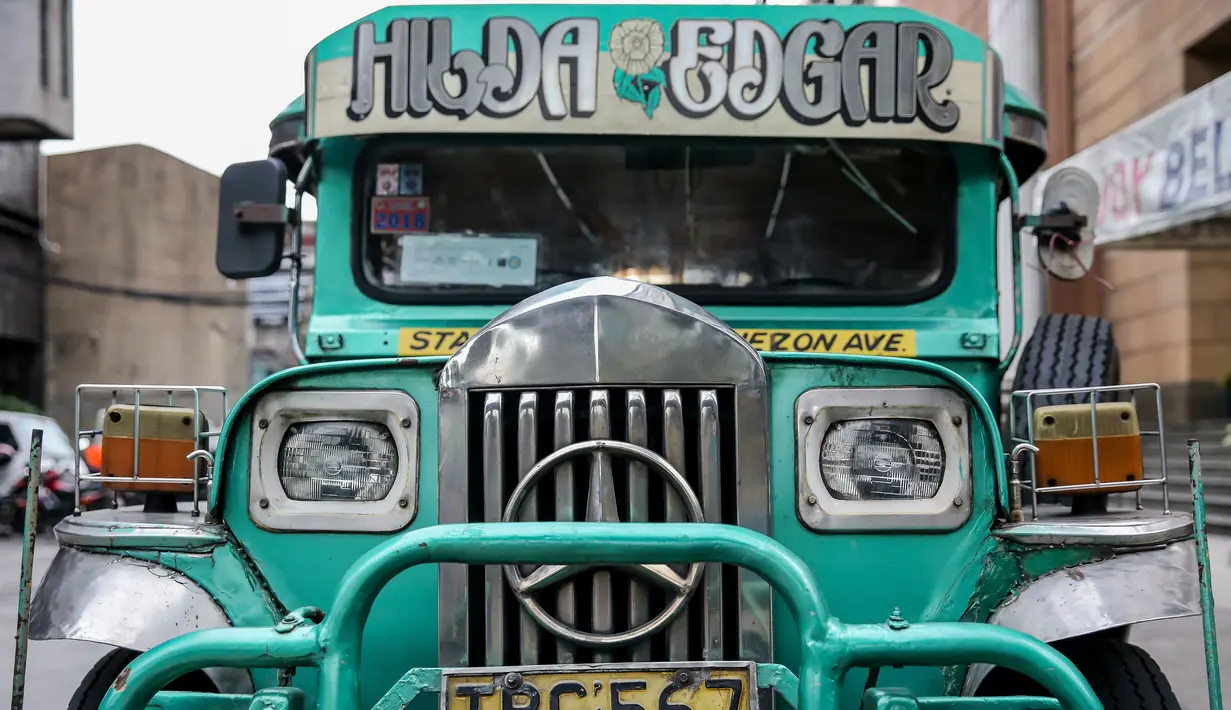 Kendaraan jeepney di sebuah jalan di Manila, Filipina (28/8/2020). Jeepney merupakan salah satu alat transportasi populer di Filipina. Sebagian besar jeepney dihias warna-warni, dengan desain lukisan dan ilustrasi terinspirasi dari budaya lokal dan internasional. (Xinhua/Rouelle Umali)