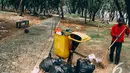 Pantauan Liputan6.com, 150 dari 200 tong sampah dalam kondisi rusak di sektor selatan Monas, Jakarta, Senin (27/10/2014). (Liputan6.com/Faizal Fanani)